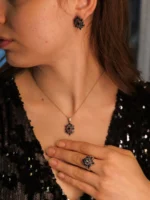 Safir Set – Bilgeliğin, Sakin Gücün ve Lacivert Zarafetin Üçlü Yansıması - Görsel 3