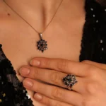 Safir Set – Bilgeliğin, Sakin Gücün ve Lacivert Zarafetin Üçlü Yansıması