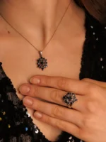 Safir Set – Bilgeliğin, Sakin Gücün ve Lacivert Zarafetin Üçlü Yansıması