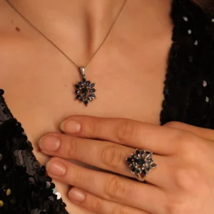 Safir Set – Bilgeliğin, Sakin Gücün ve Lacivert Zarafetin Üçlü Yansıması