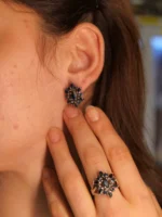 Safir Set – Bilgeliğin, Sakin Gücün ve Lacivert Zarafetin Üçlü Yansıması - Görsel 2
