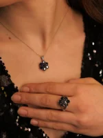 Safir Set – Bilgeliğin, Sakin Gücün ve Lacivert Zarafetin Üçlü Yansıması
