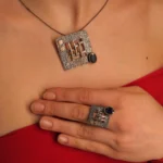 Safir Set – Bilgeliğin, Sakin Gücün ve Lacivert Zarafetin Üçlü Yansıması