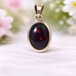 Gümüş Opal Kolye – Işıltılı Renk Oyunları ve Zarif Şıklık