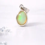 Gümüş Opal Kolye – Işıltılı Renk Oyunları ve Zarif Şıklık