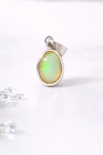 Gümüş Opal Kolye – Işıltılı Renk Oyunları ve Zarif Şıklık