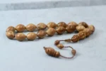 Saray Kuka Tespih – Doğal Asalet ve Zamansız Duruş