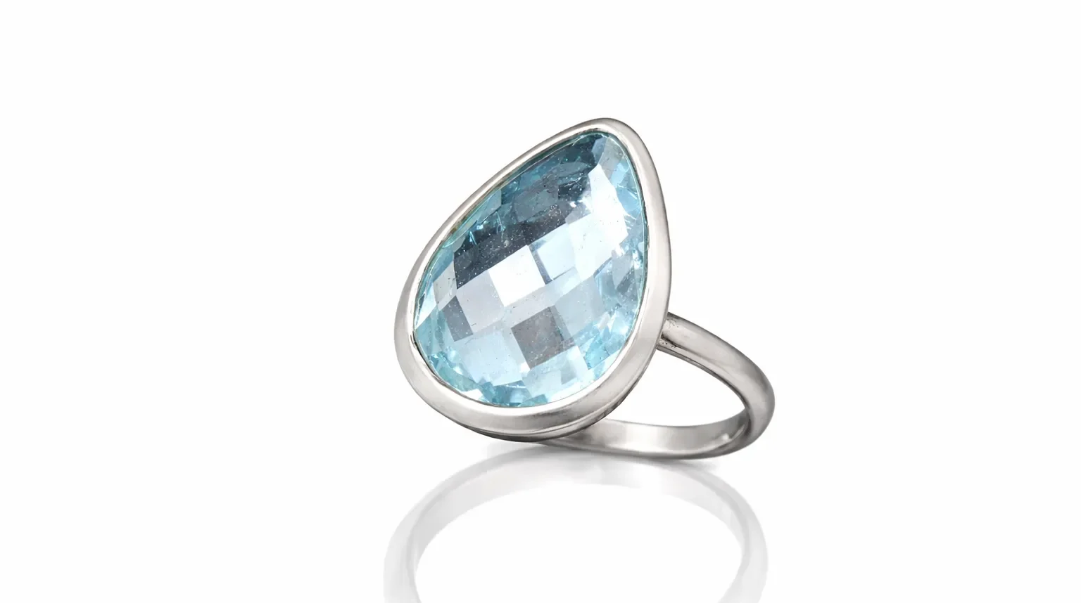 Elegant blue topaz ring close-up Mavi Topaz Özel Tasarım Yüzük - Görsel 1